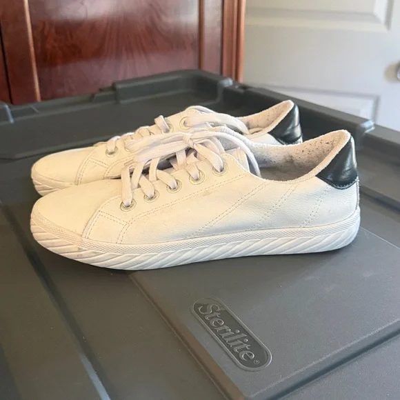 TOMMY BAHAMAS ladies, leather white sneaker size 6 1/2 very good condition - Picture 3 of 12